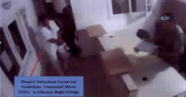 Deniz Harp Okulu Komutanı Özel’in elleri böyle kelepçelendi