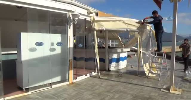 Dev dalgalar bir restoranı yerle bir etti