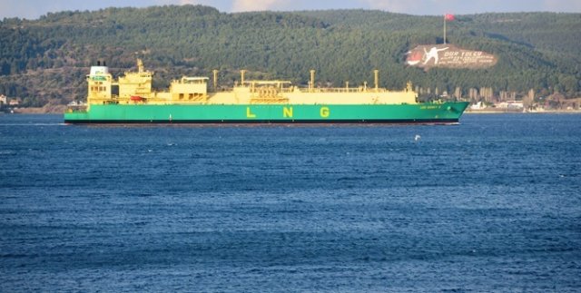 Doğalgaz tankeri Çanakkale Boğazı’nı kapattı