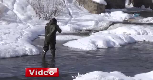 Eksi 20 derecede balık avlıyorlar