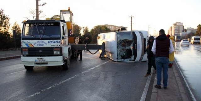 Fabrika işçilerini taşıyan servis devrildi: 11 yaralı