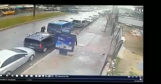 Fethi Polis'in teröristlerin üstüne korkusuzca gittiği an