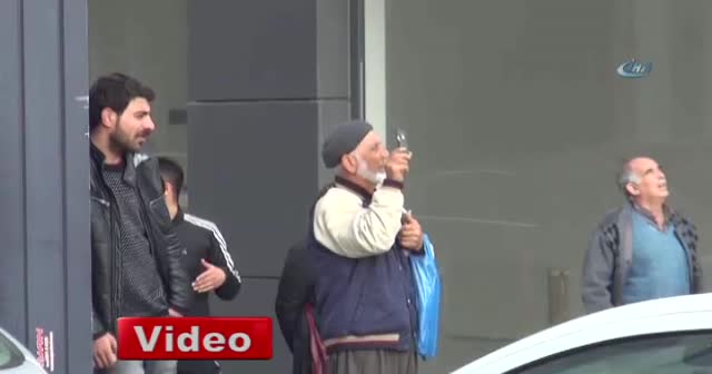 Film çeker gibi intihar girişimini çektiler