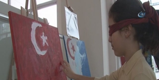 Görme engelli öğrenciler 15 Temmuz’un resmini yaptı