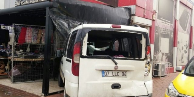 Halk otobüsü ile çarpışan otomobil iş yerine girdi