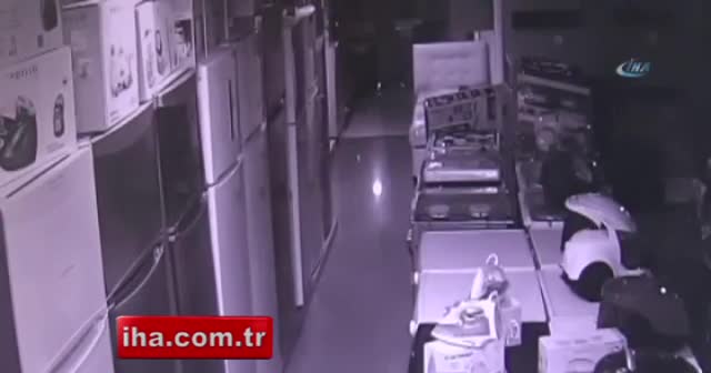 Hırsızlar güvenlik kameralarına yakalandı