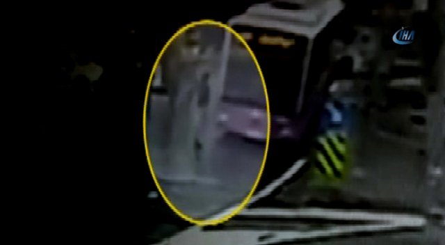 İETT otobüsün ünlü spikere çarpma anı kamerada