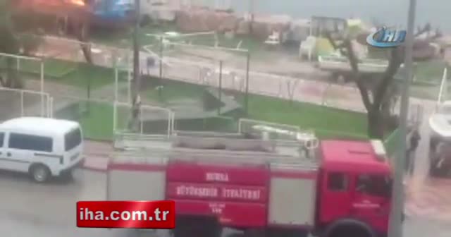 Isınmak için girdiği tekneyi yaktı