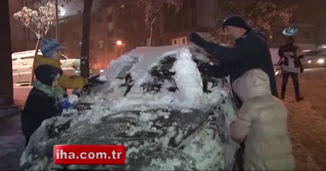 İstanbul’da çocuklar kar yağışının tadını çıkardı