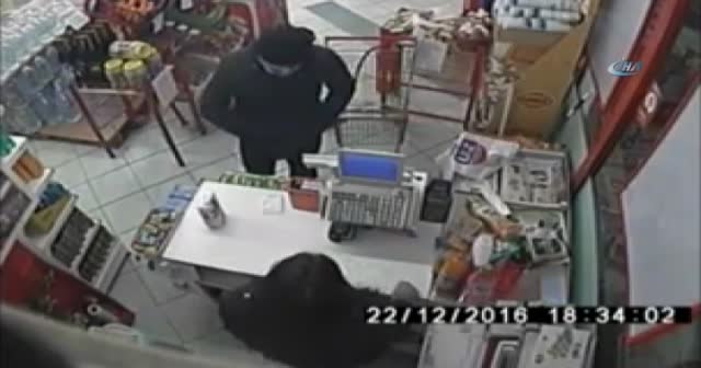 İstanbul’da silahlı gasp anı kamerada