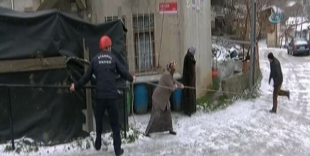 İstanbul'da yollar buz pistine döndü