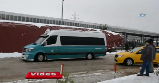 İzmir'de durağın çatısı minibüslerin üzerine çöktü