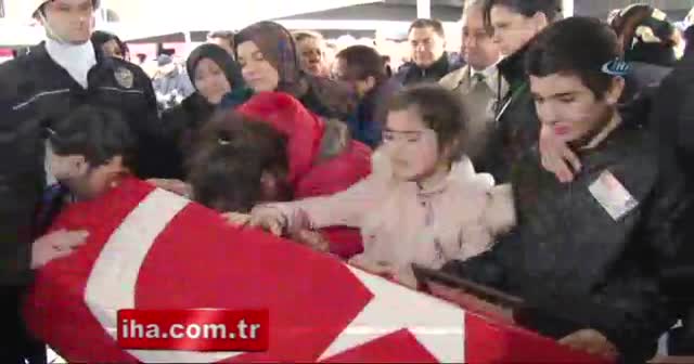 Kahraman trafik polisine yağmur altında hüzünlü veda