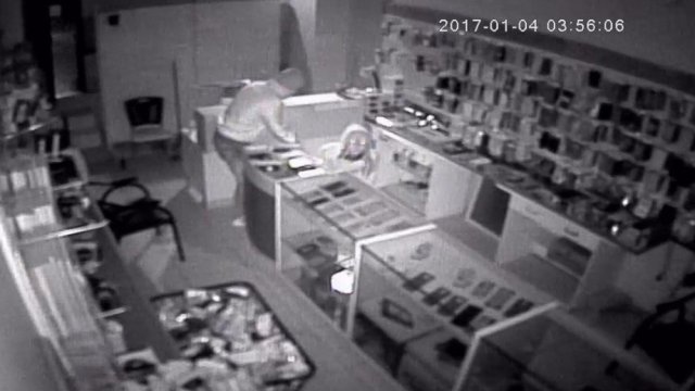 Kameralara aldırmayan hırsızlar 22 telefon çaldı
