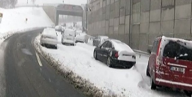 Kar nedeniyle yolda kalan aracını sabah almaya geldi