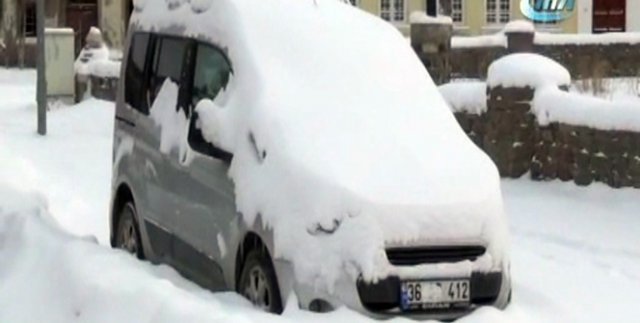 Kars beyaza büründü, kar yağışı en çok çocukları sevindirdi