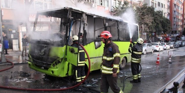 Kocaeli’de özel halk otobüsü alev alev yandı
