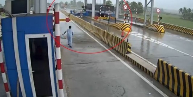 Kontrolü yitirilen TIR gişeye girdi