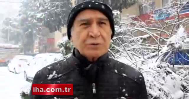 Manisa’da 50 yıllık ağaç karın ağırlığına dayanamayarak devrildi