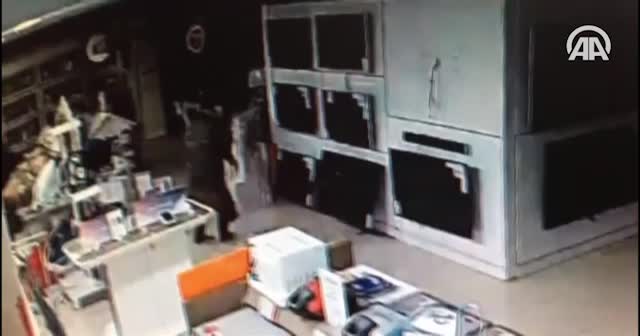 Maskeli hırsızlar güvenlik kamerasında