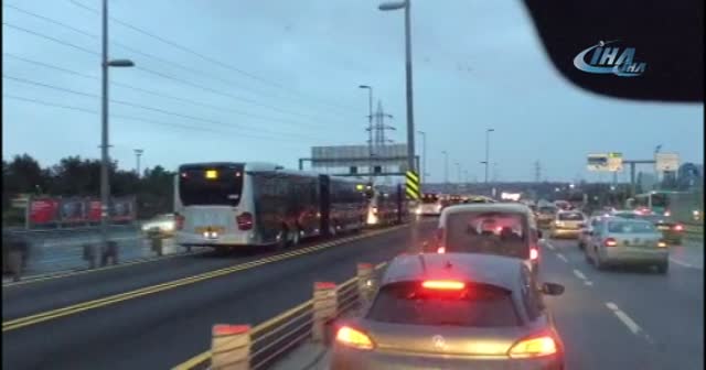 Metrobüs yolunda kaza