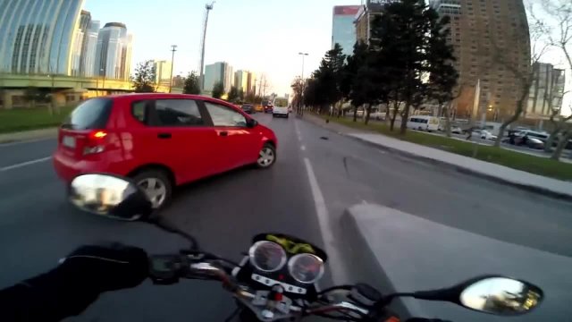 Motosiklet kazası kask kamerasında