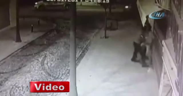 Nişantaşı’ndaki suç makinesi vücuduyla cam kapıyı böyle kırdı