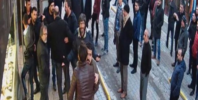Oğlunu bıçaklayan kişi sandı, ortalık bir anda karıştı