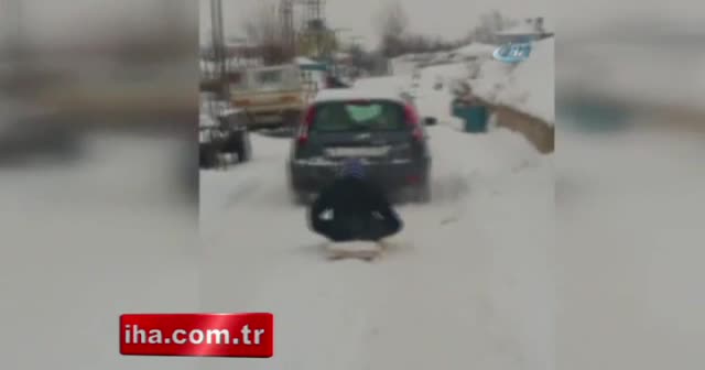 Otomobilin arkasında kızak keyfi