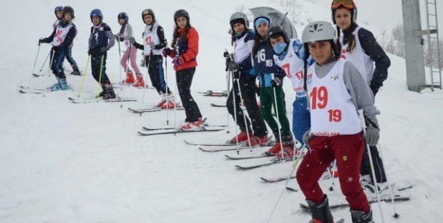 Ovacık’ta kayak yarışması renkli görüntülere sahne oldu