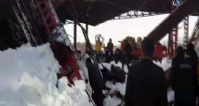 Pazar çatısı çöktü! Enkaz altında kalanlar var
