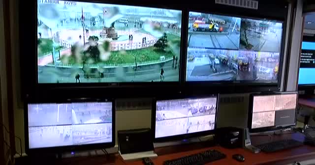 Polis Taksim’i MOBESE tırı ile izliyor