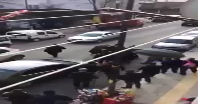 Reina saldırganına benziyor diye dayak yedi
