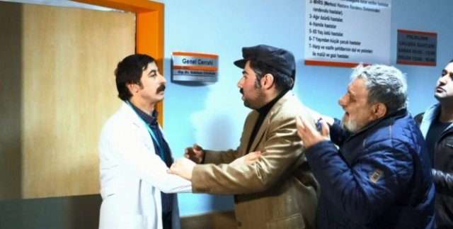 Sağlık çalışanları oyuncularla kamera karşısına geçti