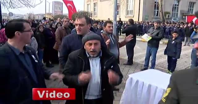 Şehit cenaze töreninde CHP çelengi boş bahçeye atıldı
