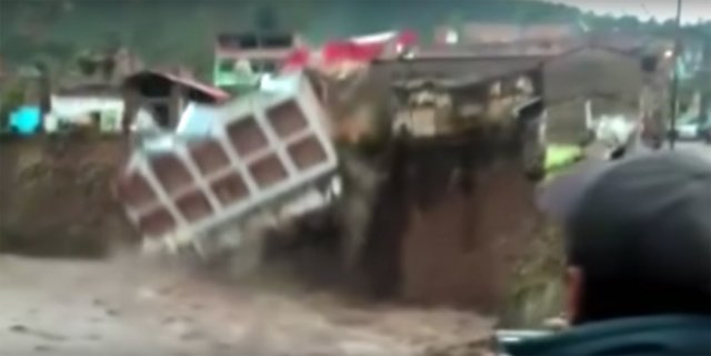 Sel suları araçları sürükledi, binaları yıktı