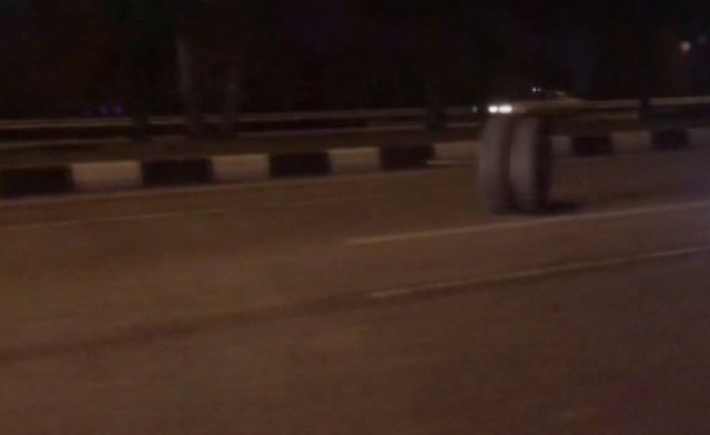 Seyir halindeki minibüsün tekerleği koptu