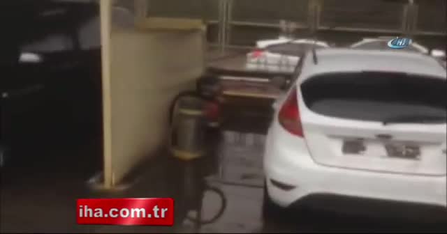 Silahlı gaspçılar kamerada...Çalıntı araçla akaryakıt istasyonunu gasp ettiler