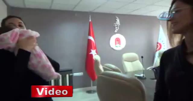 Sınava giren annenin bebeğine hocalar baktı