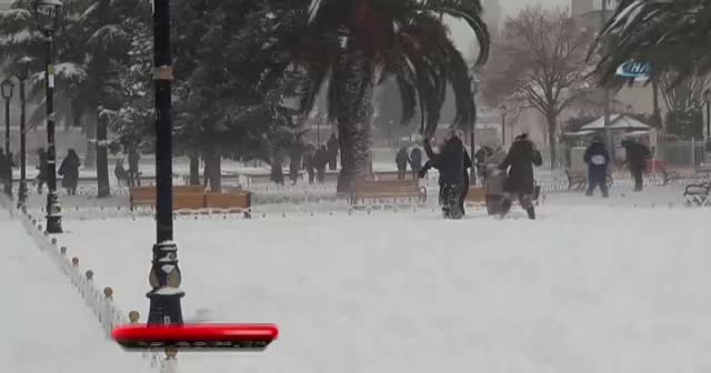 Sultanahmet'te polis ile vatandaşın kar keyfi