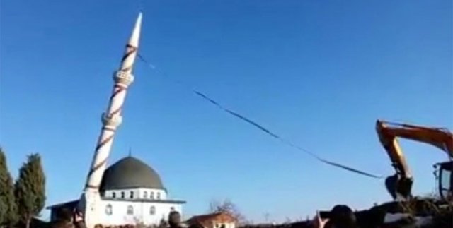 Tehlikeli minare kepçe yardımıyla yıkıldı