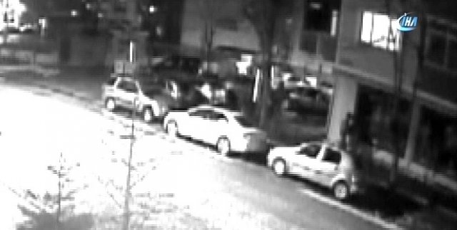 Tesisatçıya giren hırsızlar kamerada
