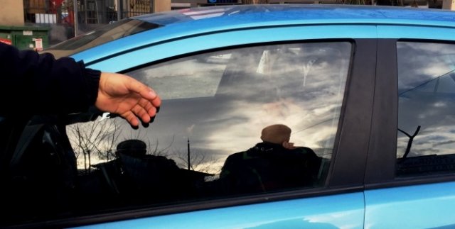 Uyuya kalan hırsızlara polisten kelepçeli uyandırma