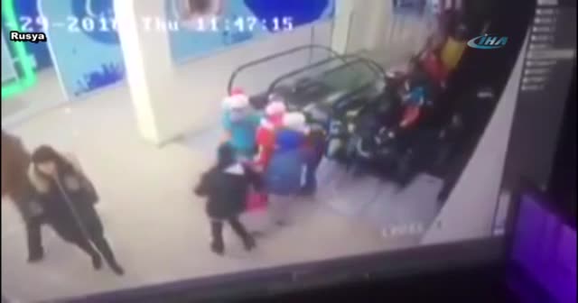 Yürüyen merdivenlerde korkunç kaza: Hepsi öğrenci!