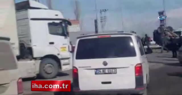 Zırhlı polis aracı takla attı