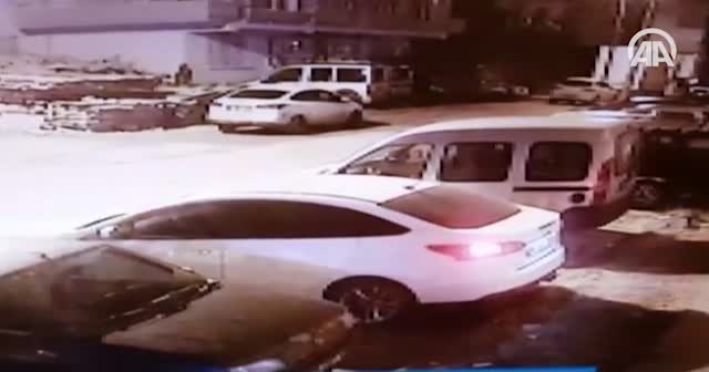 Araç kapısını beş dakikada çaldı