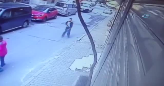 Ayrıldığı sevgilisini sokak ortasında pompalı tüfekle vurdu