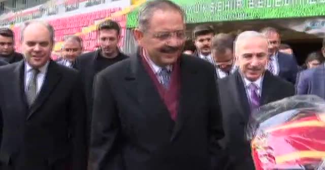 Bakanlar, Kadir Has Stadı’nda top oynadı