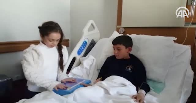 Bana el-Abed bacakları kopan çocuğu ziyaret etti