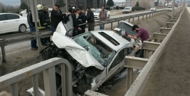 Bariyerlere saplanan otomobilden sağ çıktı